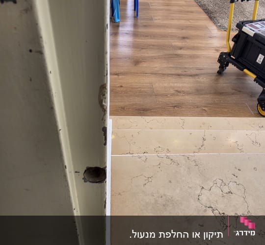 קדח במשקוף דלת כחלק מתהליך התקנת מנעול